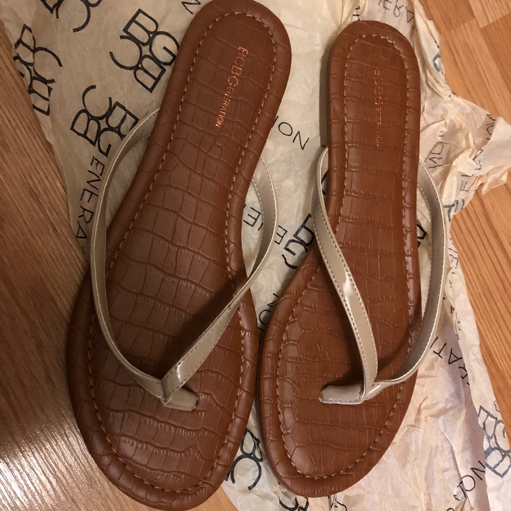 BCBG flip flops BRAND NEW size 6